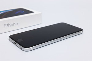 Apple iPhone SE 2020 128GB (White) (7 foto / 9)