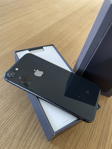 iPhone 8 64 ГБ «серый космос» (2 фото из 2)