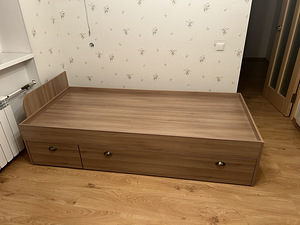 Puidust voodi 200 x 90 sahtlitega (1 foto / 2)
