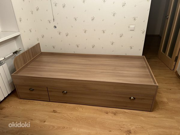 Puidust voodi 200 x 90 sahtlitega