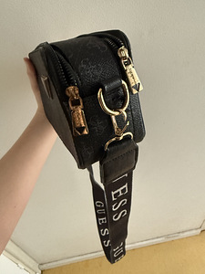 Kott Guess (5 foto / 6)