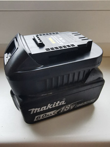 Adapter DeWalt tööriistale Makita akude jaoks (1 foto / 2)