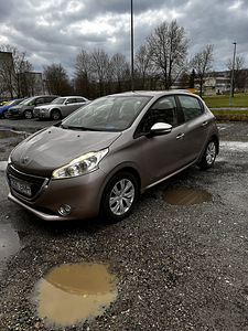 Peugeot 208 (1 фото из 8)