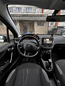 Peugeot 208 (7 фото из 8)