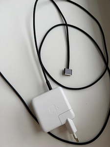 Macbook Power adapter 70W от MacBook Pro M3 Pro (оригинал) (4 фото из 5)