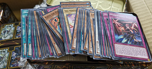 1000 оригинальных карт Yu-Gi-Oh! + Tin коробки! (2 фото из 3)