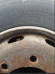 Резина с дисками 245/70R19.5 (3 фото из 3)