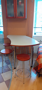 Köögilaud ja neli taburetti (4 foto / 4)