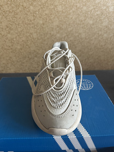 Кроссовки Adidas Ozelia (2 фото из 6)