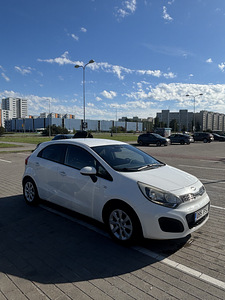 Kia Rio (3 foto / 10)