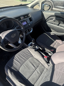 Kia Rio (7 foto / 10)