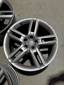 Оригинальные диски Audi R19 (2 фото из 3)