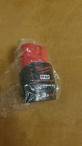 Milwaukee m12 laadija ja akud (2 foto / 5)