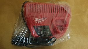 Milwaukee m12 laadija ja akud (4 foto / 5)