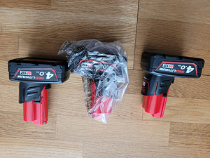 Milwaukee m12 laadija ja akud (5 foto / 5)