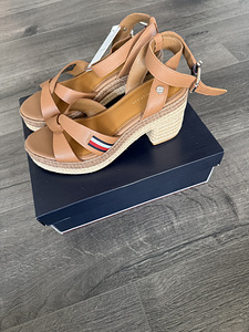 Uus Tommy Hilfiger kingad s37 poes 119.90 (4 foto / 4)