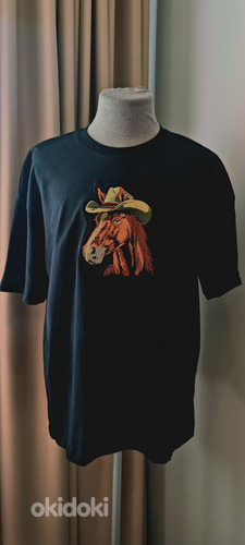 Oversize (unisex) T-särk tikandiga „Kauboikaabu hobune”