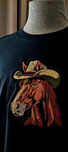 Oversize (unisex) T-särk tikandiga „Kauboikaabu hobune” (2 foto / 3)