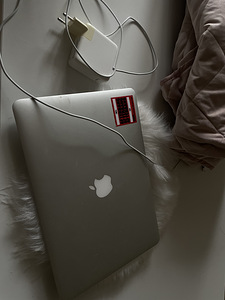 Müüa 2013. aasta Mackbook, töötab + originaallaadija (1 foto / 3)