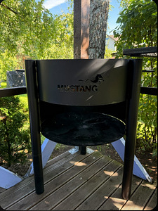 Mustang grill (must) (1 foto / 1)