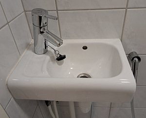 Väike kraanikauss koos Hansgrohe segistiga (2 foto / 3)