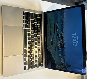 Продается MacBook Pro в очень хорошем состоянии (2 фото из 3)