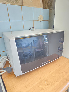Electrolux ReturnTable grilliga mikrolaineahi 1000w (3 foto / 3)