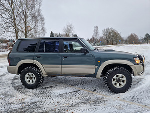 Nissan Patrol (7 foto / 15)