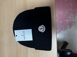 Moncler шапка (1 фото из 2)