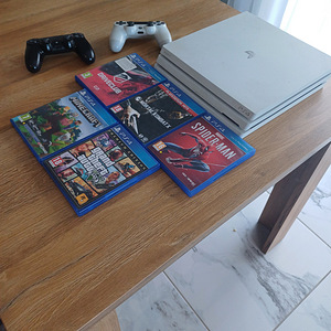 Ps 4 pro 1tb 2 kontrollerit + 5 mängu. (2 foto / 2)