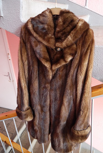 Nirkse kapuutsiga ja vööga kasukas, suurus S (2 foto / 10)