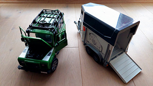 BRUDER Land Rover Defender hobuseveotreileriga (1 foto / 10)