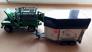 BRUDER Land Rover Defender hobuseveotreileriga (2 foto / 10)