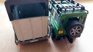 BRUDER Land Rover Defender hobuseveotreileriga (5 foto / 10)