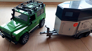 BRUDER Land Rover Defender hobuseveotreileriga (7 foto / 10)