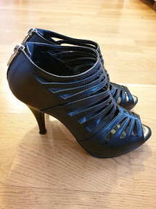 Mustad kingad Barbara Bucci, 37 (2 foto / 3)