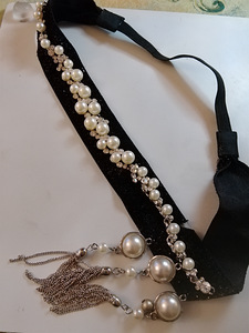 Musta kangas kaulakoru valkoisia helmiä (1 valokuva sivusta 5)