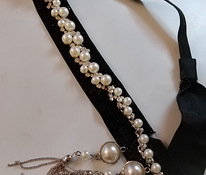 Musta kangas kaulakoru valkoisia helmiä