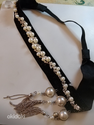 Musta kangas kaulakoru valkoisia helmiä