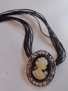 Vintage kaulakoru camee Amuletti mustat nauhat (1 valokuva sivusta 2)