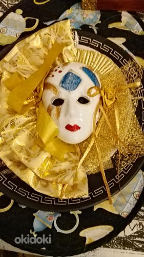 KULLAN VÄRINEN VENETSIALAINEN KASVO NAAMIO PITSIÄ