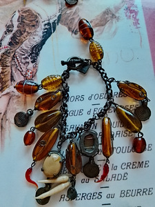 TIIKERIN SILMÄ JALOKIVI KAULAKORU JA RANNEKORU (1 valokuva sivusta 2)