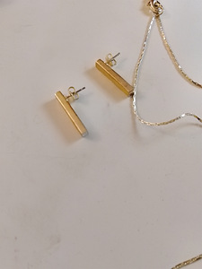 Naisten kaulakoru ja korvakorut korurasiassa (2 valokuva sivusta 5)