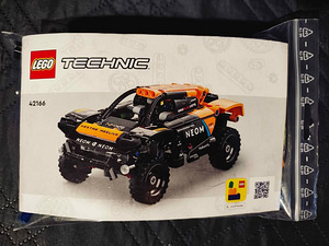 42166 LEGO Technic NEOM McLaren Extreme E Race Car (1 foto / 2)
