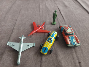 2 autot, 2 lennukit ja sõdur (1 foto / 3)