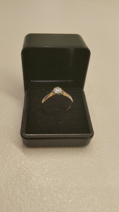 Золотое кольцо 750"-1.9gr + 0,4 карата, циркон