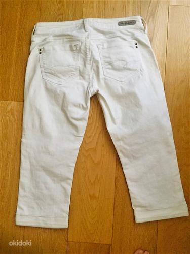 Белые полудлинные джинсы (фото #4)