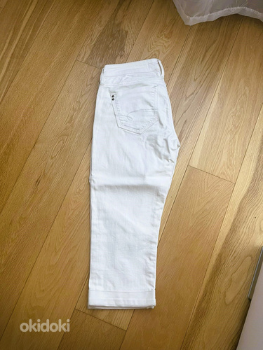 Белые полудлинные джинсы (фото #6)