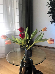 Искусственные цветы и ваза