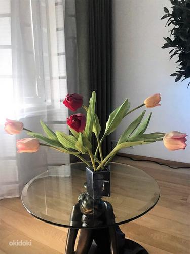 Искусственные цветы и ваза (фото #1)